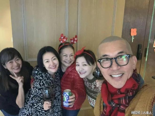 小S穿棉衣老公戴围巾被嘲连空调都舍不得开尊龙AG人生就是博大S一家台北过圣诞!(图2)